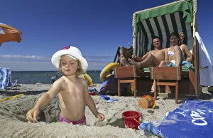 Images Dated 18th March 2011: Family on the beach of Heiligenhafen, Kieler Bucht, Schleswig-Holstein, Germany