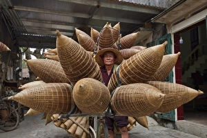 Images Dated 19th January 2021: Farmers are knitting fishing tools, Hung Yen province, Vietnam