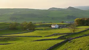 Farmhouse surrounded by countryside in the beautiful Yorkshire Dales National Park, Yorkshire, England. Autumn (October) 2023