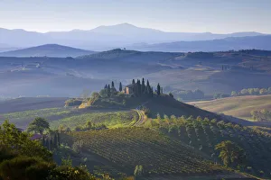 Images Dated 22nd December 2008: Farmhouse, Val d Orcia, Tuscany, Italy