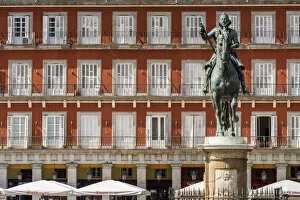 Images Dated 6th April 2018: Felipe III equestrian statue, Plaza Mayor, Madrid, Community of Madrid, Spain