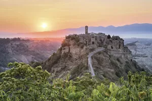 Images Dated 5th January 2018: The first sun at Civita of Bagnoregio, Province of Viterbo, Lazio, Italy, Europe
