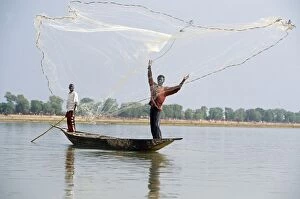 Images Dated 9th February 2009: Fisherman cast hand nets on the River Niger from shallow-draught boats