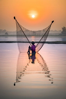 Myanmar Gallery: Fisherman fishing in the Taungthaman lake in Amarapura, Mandalay, Myanmar