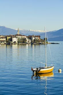 Images Dated 10th April 2015: Fisherman island and its surroundings. Borromean islands, Lake Maggiore, Italy
