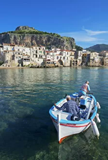 Cefalu Gallery: Fishermen, Cefalu, Sicily, Italy, Europe
