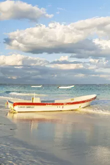 Images Dated 19th January 2016: Fishing boat at sunset, Tulum, Quintana Roo, Mexico