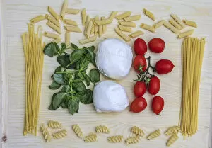 Images Dated 9th November 2015: Flag created with Italian pasta, basil, mozzarella and tomatoes. Lombardy. Italy. Europe