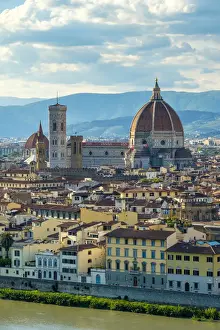 Florence Cathedral (Duomo di Firenze) and buildings in the old town, Florence (Firenze)