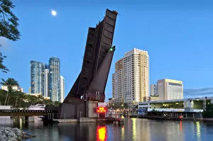 Images Dated 13th April 2016: Florida, Fort Lauderdale, Riverwalk, Railroad Bridge, New River