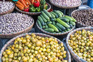 Images Dated 25th November 2018: Food market in Hanoi Old Quarter, Vietnam