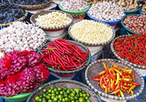 Images Dated 25th November 2018: Food market in Hanoi Old Quarter, Vietnam