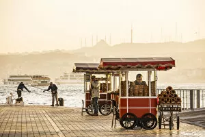 Istanbul Gallery: Food vendor selling simit, Golden Horn, Istanbul, Turkey