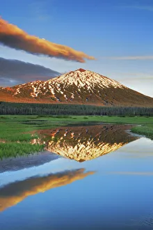 Cascade Range Prints: Forest pond am Sparks Lake with Mount Bachelor - USA, Oregon, Deschutes, Cascade Lakes