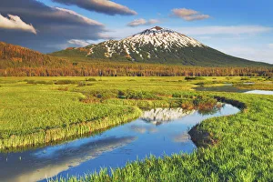 Cascade Range Prints: Forest pond am Sparks Lake with Mount Bachelor - USA, Oregon, Deschutes, Cascade Lakes