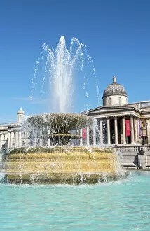 Images Dated 4th January 2023: A fountain designed by Sir Edwin Lutyens, with The National Gallery in the background