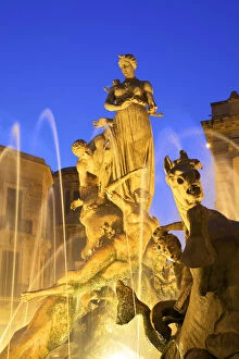 Images Dated 27th August 2014: Fountain of Diana, Ortygia, Syracuse, Sicily, Italy