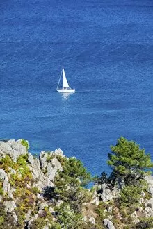 Brittany Gallery: France, Brittany (Bretagne), Finistere department, Crozon. Sailboat near L ile Vierge