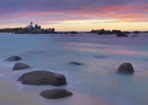France, Brittany, Finistere, Brignogan Plages, Pontusval Lighthouse on Pointe de Beg
