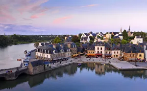 France, Brittany, Morbihan, Gulf of Morbihan, Auray, Saint Goustan harbour at dusk