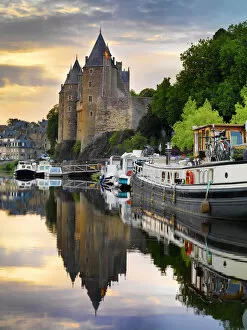France, Brittany, Morbihan, Josselin, Chateau de Rohan castle on the Oust River at dusk