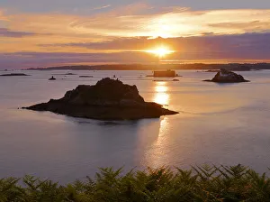 France, Finistere, Bay of Morlaix, Carantec, Louet island and lighthouse with chateau