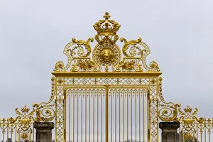 France, Ile-de-France, Yvelines, Versailles, Palace of Versailles, golden gates in front of the Palace of Versailles