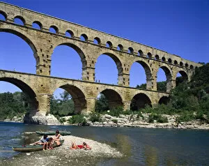 Images Dated 6th November 2008: France, Languedoc-Roussillon, Pont du Gard