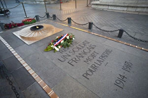 Images Dated 19th August 2010: France, Paris, Arc de Triomphe, Eternal Flame for the War Dead