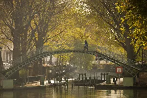 France, Paris, Canal St-Martin, canal footbridge