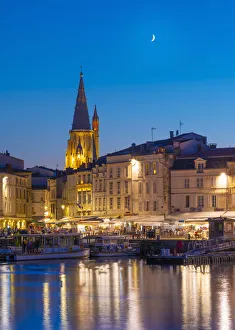 France, Poitou Charentes, La Rochelle, Old Harbour and lantern tower at dusk
