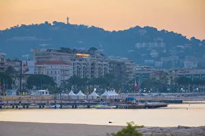 France, Provence-Alpes-Cote d Azur, Cannes, Boulevard de la Croisette and beach