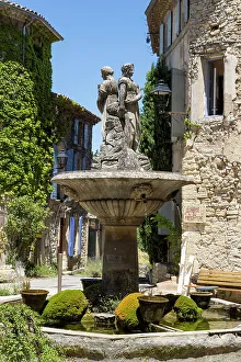 France, Provence-Alpes-Cote d Azur, Fountain in the main square of Saignon village
