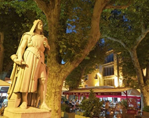 Vaucluse Gallery: France, Provence, Orange, Place de la Republic, Rimbaud 11 statue at dusk