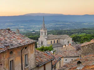 Images Dated 24th October 2019: France, Provence, Vaucluse, Bonnieux, Hilltop village at sunset