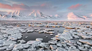 Images Dated 14th August 2019: Frozen bay of Adventdalen in late winter, Longyearbyen, Svalbard