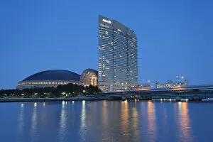 Images Dated 14th May 2015: Fukuoka Yafuoku Dome and Hilton Fukuoka Sea Hawk at dusk, Fukuoka, Kyushu, Japan