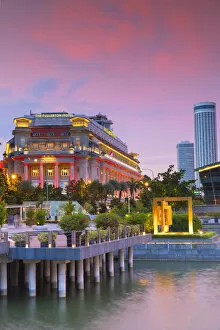 Images Dated 9th March 2017: Fullerton Hotel at sunset, Marina Bay, Singapore