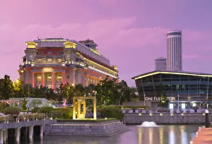 Images Dated 9th March 2017: Fullerton Hotel at sunset, Marina Bay, Singapore