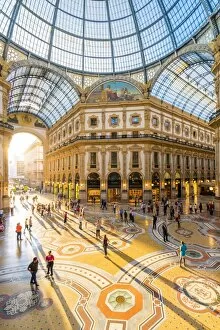 Tourists Gallery: Galleria Vittorio Emanuele II, Milan, Lombardy, Italy