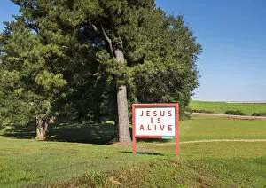 Images Dated 2nd December 2020: Georgia, Roadside Sign, Bible Belt, Jesus Is Alive