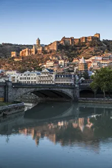 Georgia, Tbilisi, View of Mtkvari (Kura) river, Metekhi bridge, Old town and Narikala