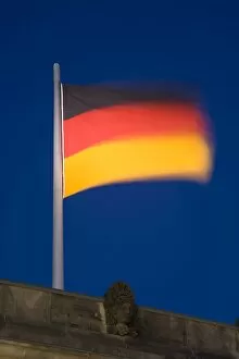 Images Dated 12th April 2007: German flag, Reichstag, Berlin, Germany