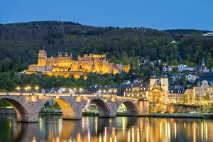 Germany, Baden-Wurttemberg, Heidelberg. Alte Brucke (old bridge) and Schloss Heidelberg