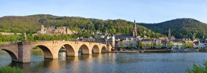 Germany, Baden-Wurttemberg, Heidelberg. Alte Brucke (old bridge) and Schloss Heidelberg