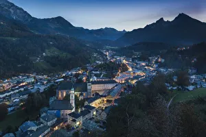 Germany, Bavaria, Berchtesgaden, elevated town view with Watzmann Mountain (el