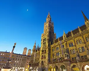 Germany, Bavaria; Munich; Marienplatz; Low view of Town hall (Rathaus) and Frauenkirche