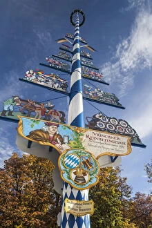 Images Dated 14th May 2015: Germany, Bavaria, Munich, Viktualienmarkt, food market, Bavarian maypole
