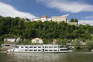 Images Dated 1st October 2008: Germany, Bayern / Bavaria, Passau, Veste Oberhaus fortress and Danube River cruise ship
