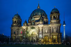 Germany, Berlin, Museum Insel, Berlliner Dom cathedral and Alexanderplatz TV tower